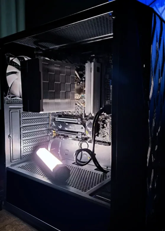PC Gamer montado pela ADVTECH na Zona Sul do Rio de Janeiro, com iluminação RGB e organização de cabos profissional
