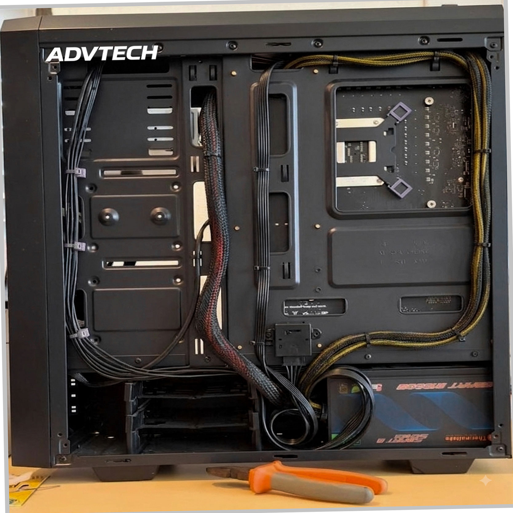 PC Gamer montado pela ADVTECH na Zona Sul do Rio de Janeiro, com iluminação RGB e organização de cabos profissional